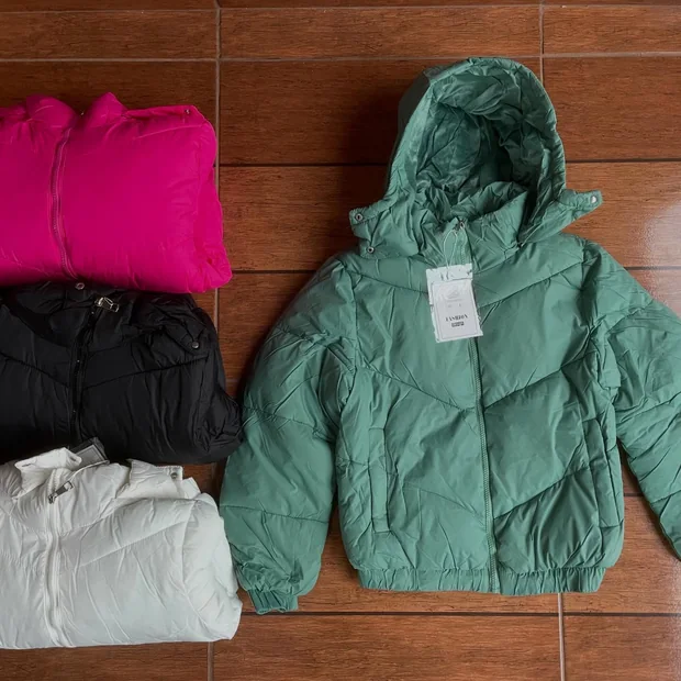 Camperas de abrigo infladas en verde, negro y fucsia